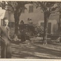 Primo Levi nella corte della tenuta Saccarello, [1942 43] (©CDEC di Milano)