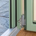 Navello   finestra in legno Iride (particolare delle cerniere della portafinestra)
