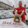 Taxi Torino   un tassista del progetto Taxicardia con il defibrillatore donato da Fondazione La Stampa Specchio dei tempi