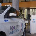 Taxi Torino taxi elettrico mentre fa pieno alla colonnina di ricarica di evway 